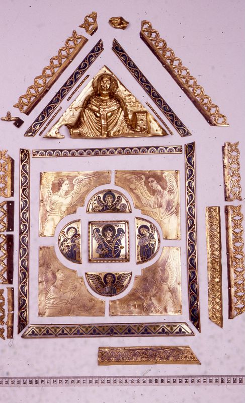 Reliquaire de saint Gondulphe en forme de pignon de châsse