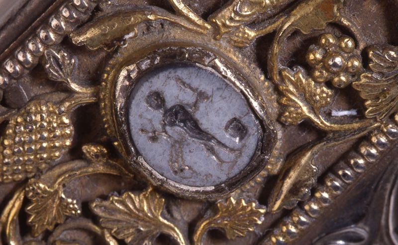 Deux plats de l'évangéliaire d'Oignies : Calvaire et Christ en majesté