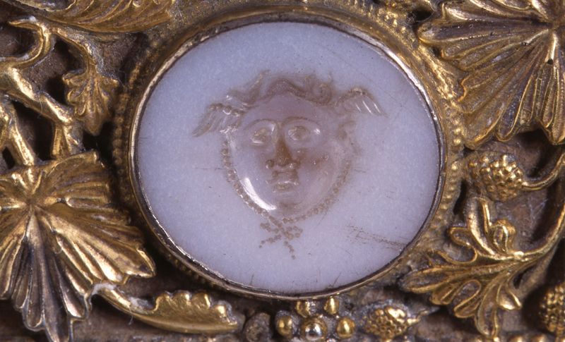 Deux plats de l'évangéliaire d'Oignies : Calvaire et Christ en majesté